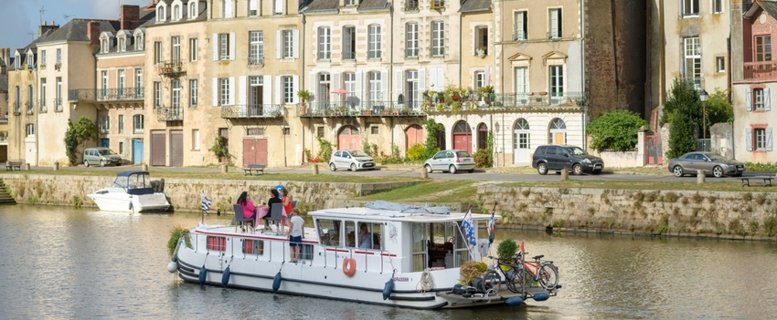 péniche navigant dans le port de Redon