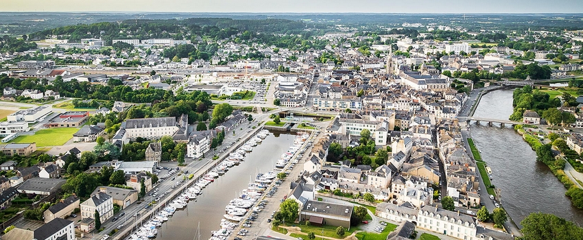 vue aérienne de Redon, port, bateaux, habitations, toitures, verdure, cours d'eau