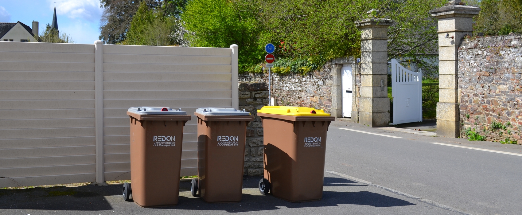 bacs jaunes et gris dans une rue de Redon