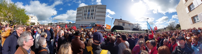 manifestants devant l'hôpital