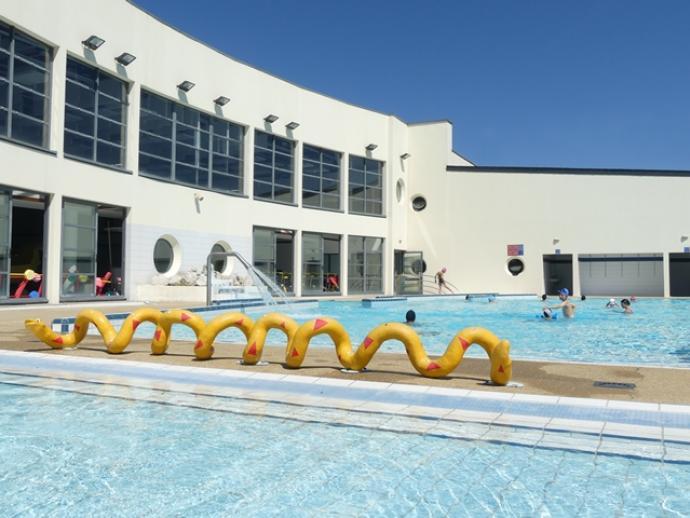 Piscine communautaire avec espace pour enfants et douches