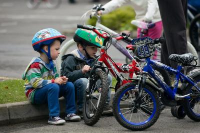 enfants assis près de leurs vélos