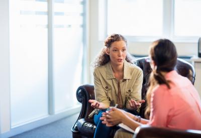 échanges entre une femme et une adolescente