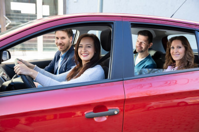 conductrice et passagers d'une voiture