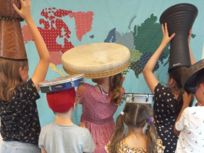 enfants avec des percussions