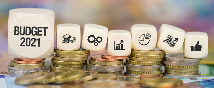 argent, pièces de monnaie, dés représentant l'année 2021 et les pictos des missions
