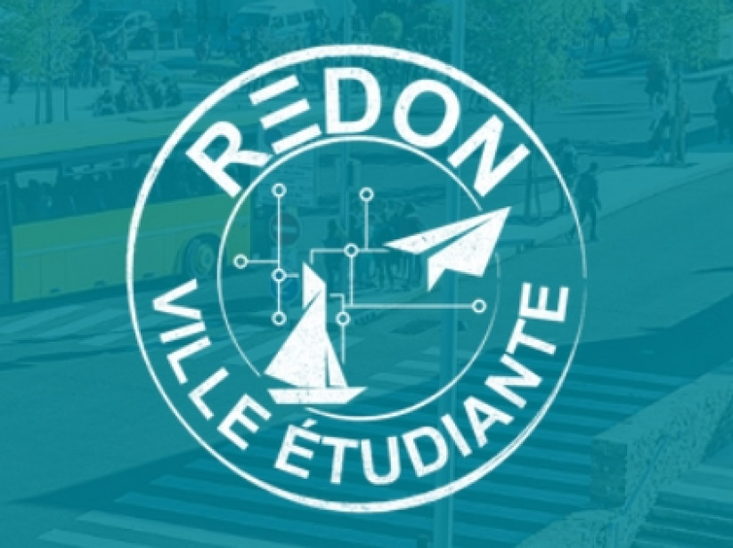 logo Redon Ville Etudiante, cars scolaires, passants dans la rue