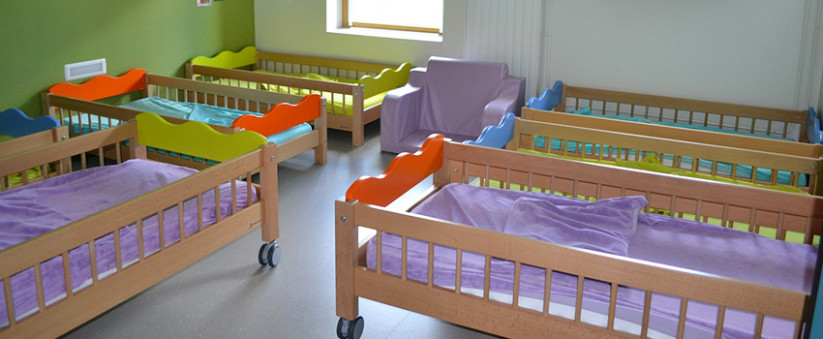 lits de bébés dans le dortoir de la crèche