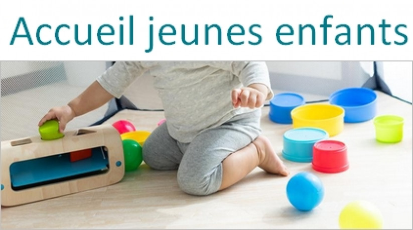 enfant accroupi avec des jouets