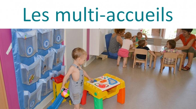 jeunes enfants, jouets, table, chaises, adultes assis