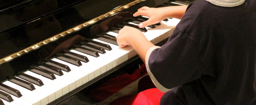 jeune garçon au piano