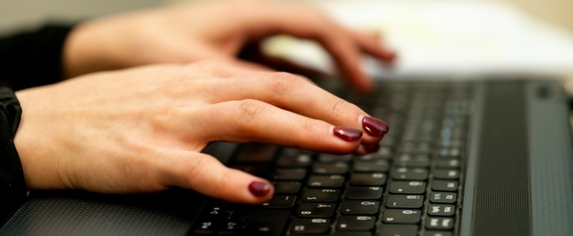 mains sur un clavier d'ordinateur