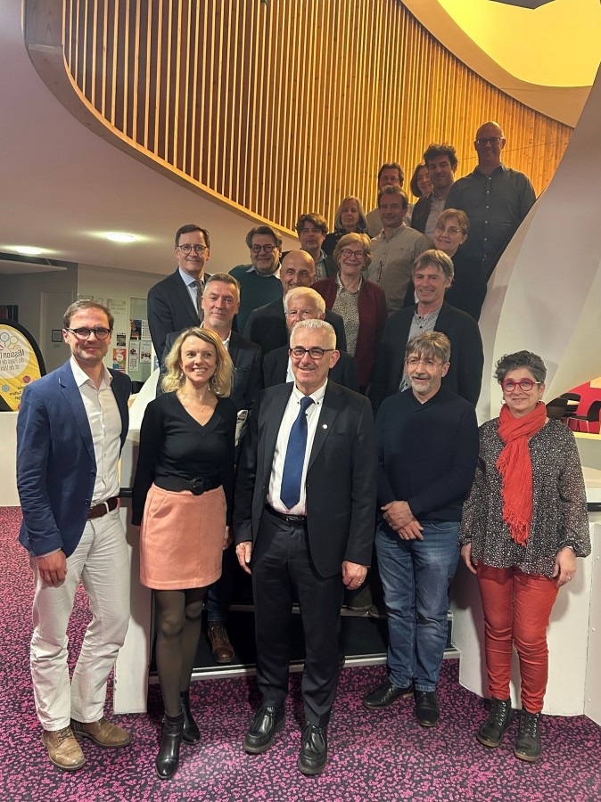assemblée de personnes dans un escalier