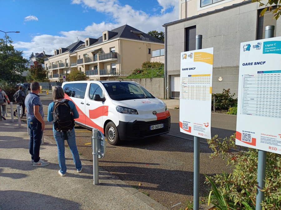 Navette de transport RED au départ de la gare de Redon