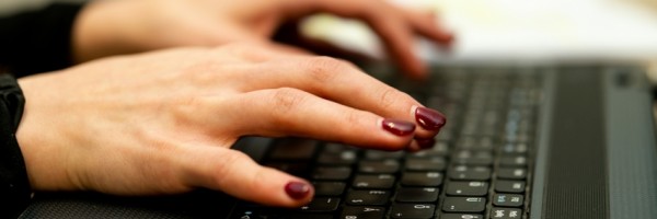 mains sur un clavier d'ordinateur